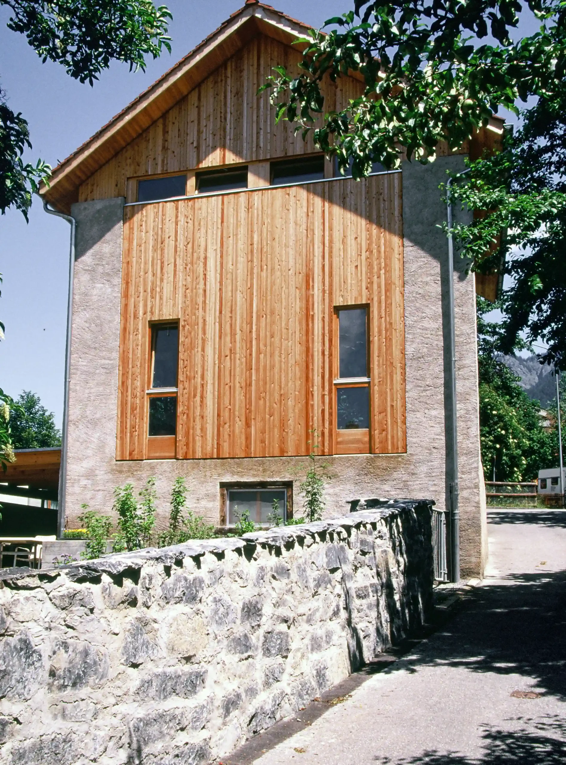 Pädagogische Hochschule Chur Fassade mit Steinmauer